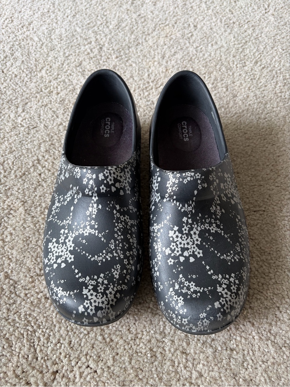 CROCS Triple Comfort Black Cherry Blossom Print Nursing Shoes Women's sz 10